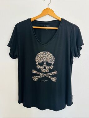 Betsey Johnson Leopard Skull Crossbones Rhinestone V-Neck Tee XL